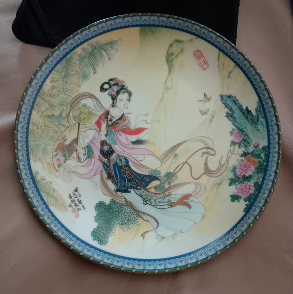 Elegant Asian Art Decorative Plate - Picture 3 of 5